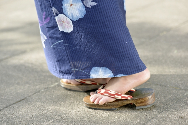 ④鼻緒をずらし履き方を工夫する